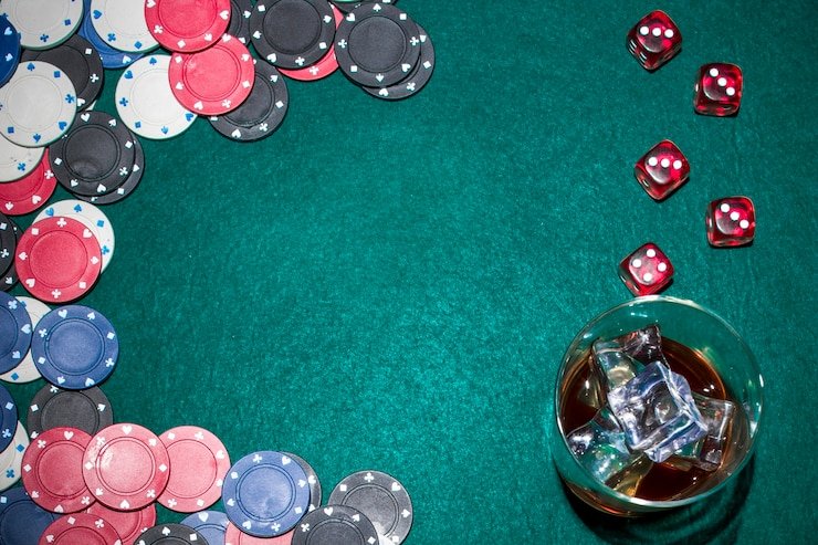 Pengguna memeriksa status di ponsel